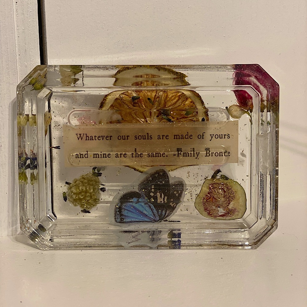 Resin soap dish